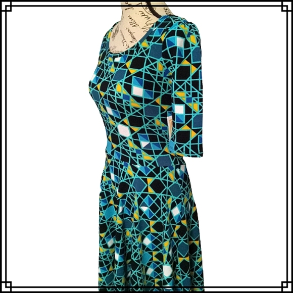 LulaRoe Nicole Green Geo Print Dress Size XS - Picture 4 of 9